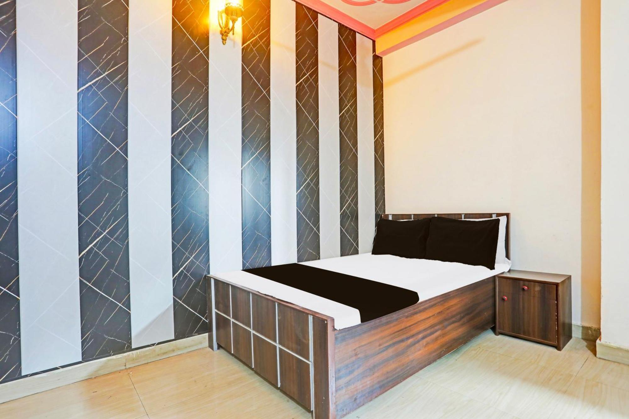 Hotel O Arvi Guest House Varanasi Exterior foto